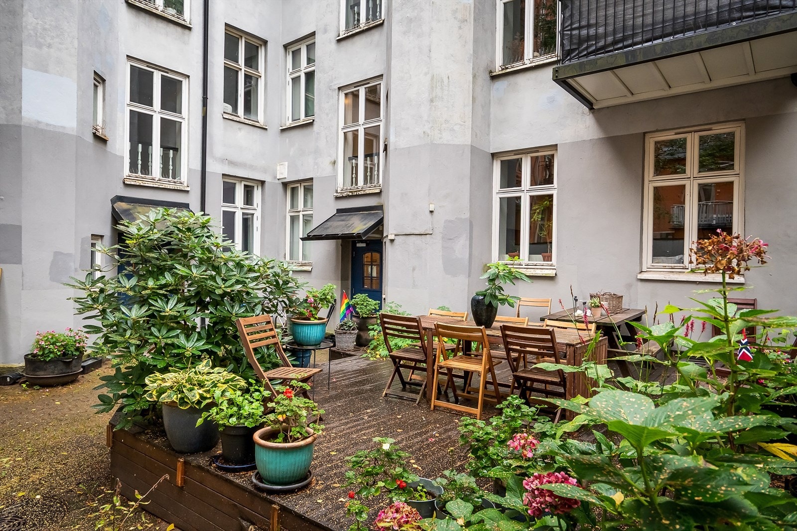 Koselig bakgård med sittegrupper og planter. Galleribilde