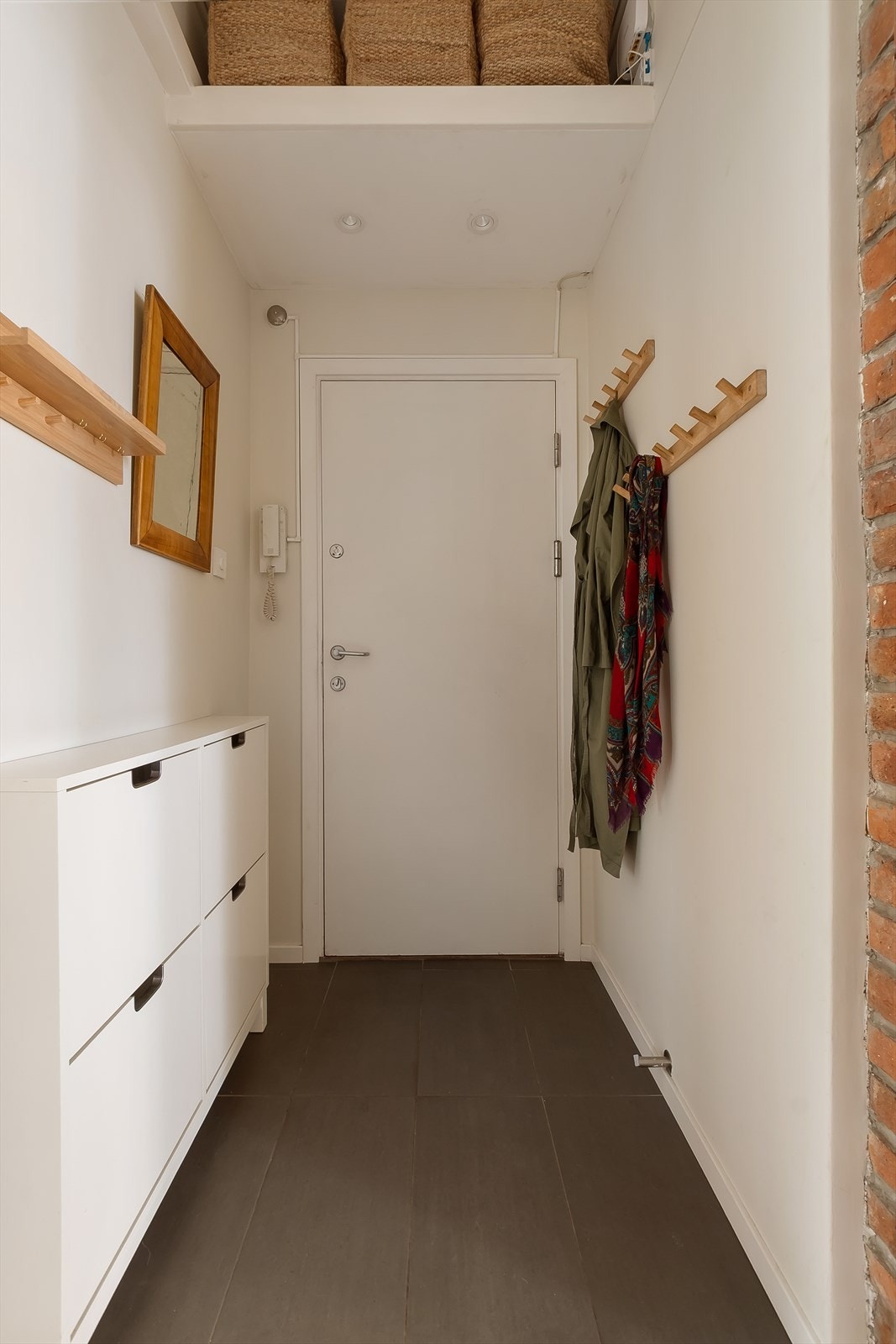 Entré med plass til å henge fra seg ytterklær og sko. Galleribilde
