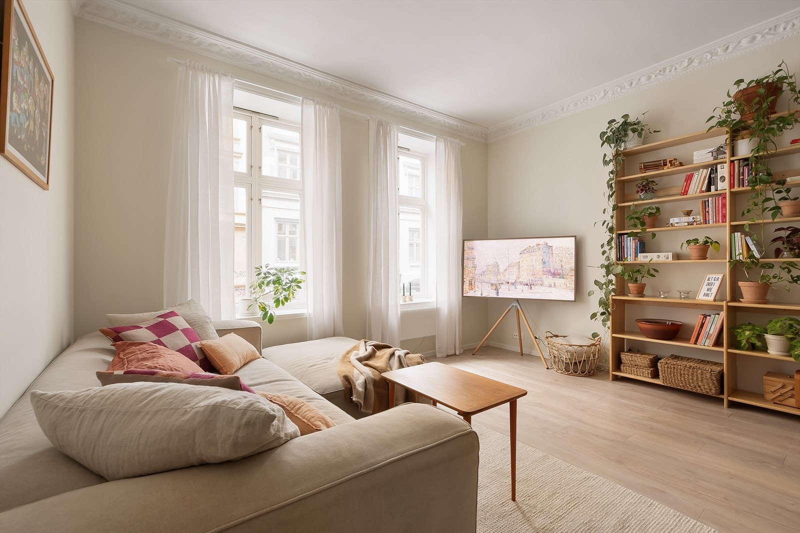 Store vindusflater sørger for rikelig med naturlig dagslys. Galleribilde