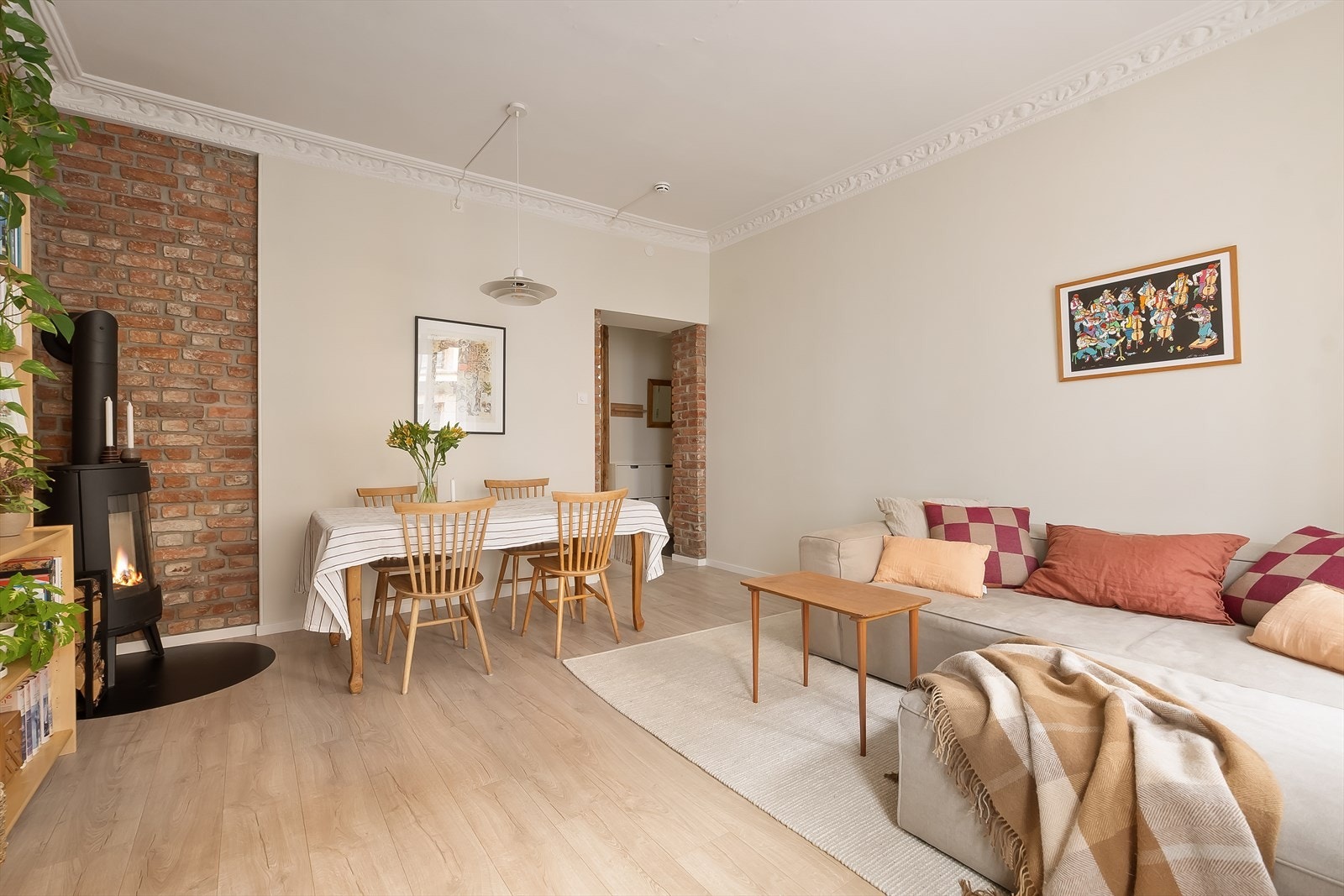 Det er god plass til sofa, spisebord og øvrig møblement. Her kan du innrede etter eget ønske! Galleribilde