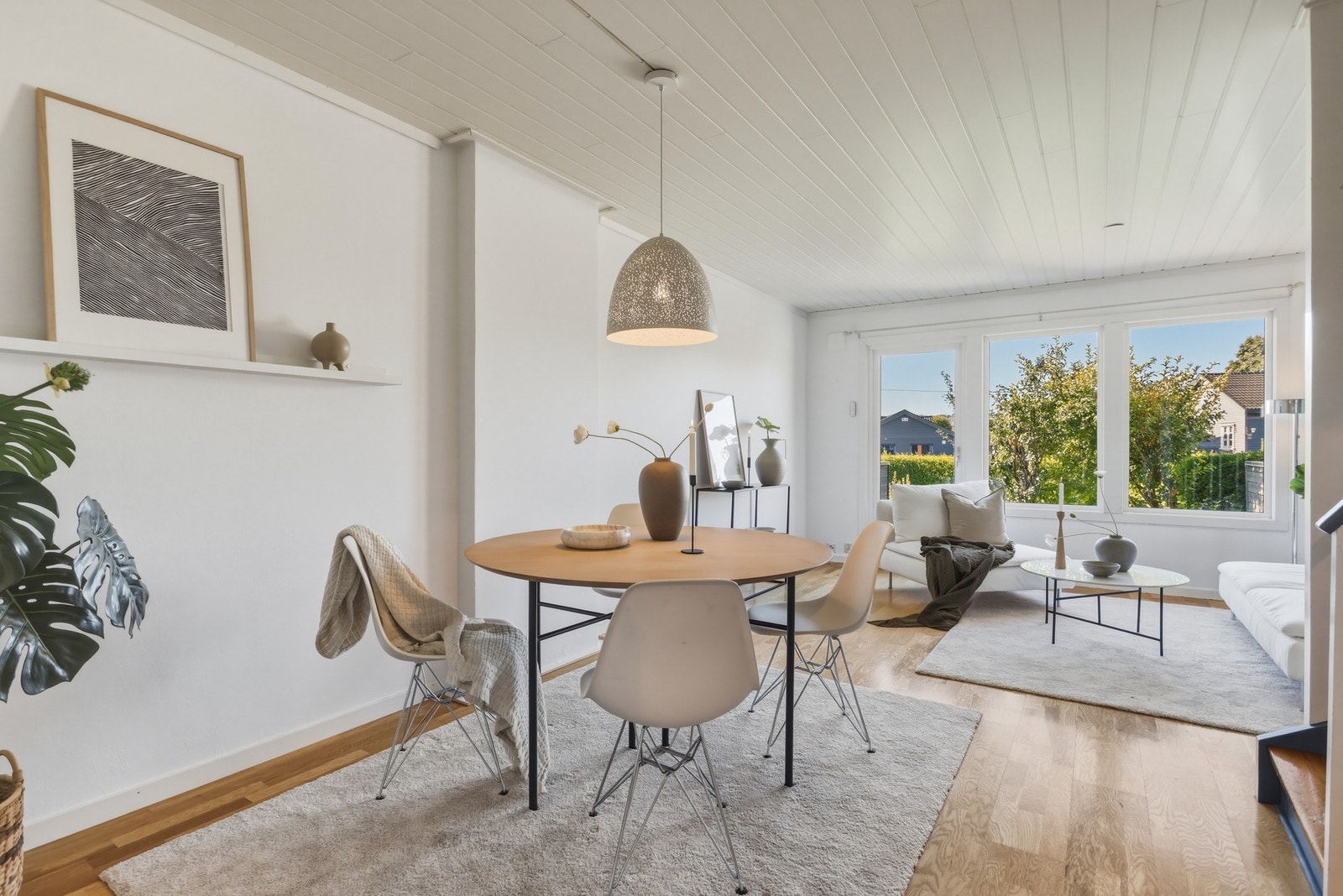 Lys og trivelig stue med plass til møblering av sofa- og spisegruppe Galleribilde