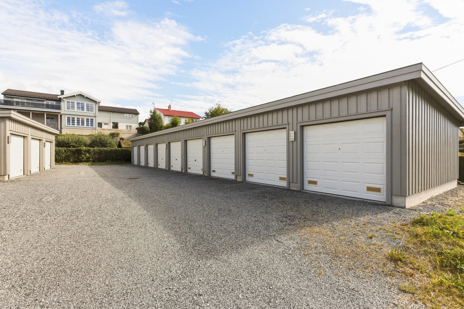 Det følger en garasje i felles garasjeanlegg. Garasjeanlegget er fra 2015 Galleribilde