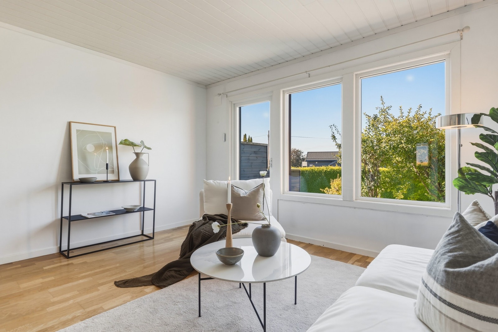 Utgang til hyggelig terrasse og hage Galleribilde