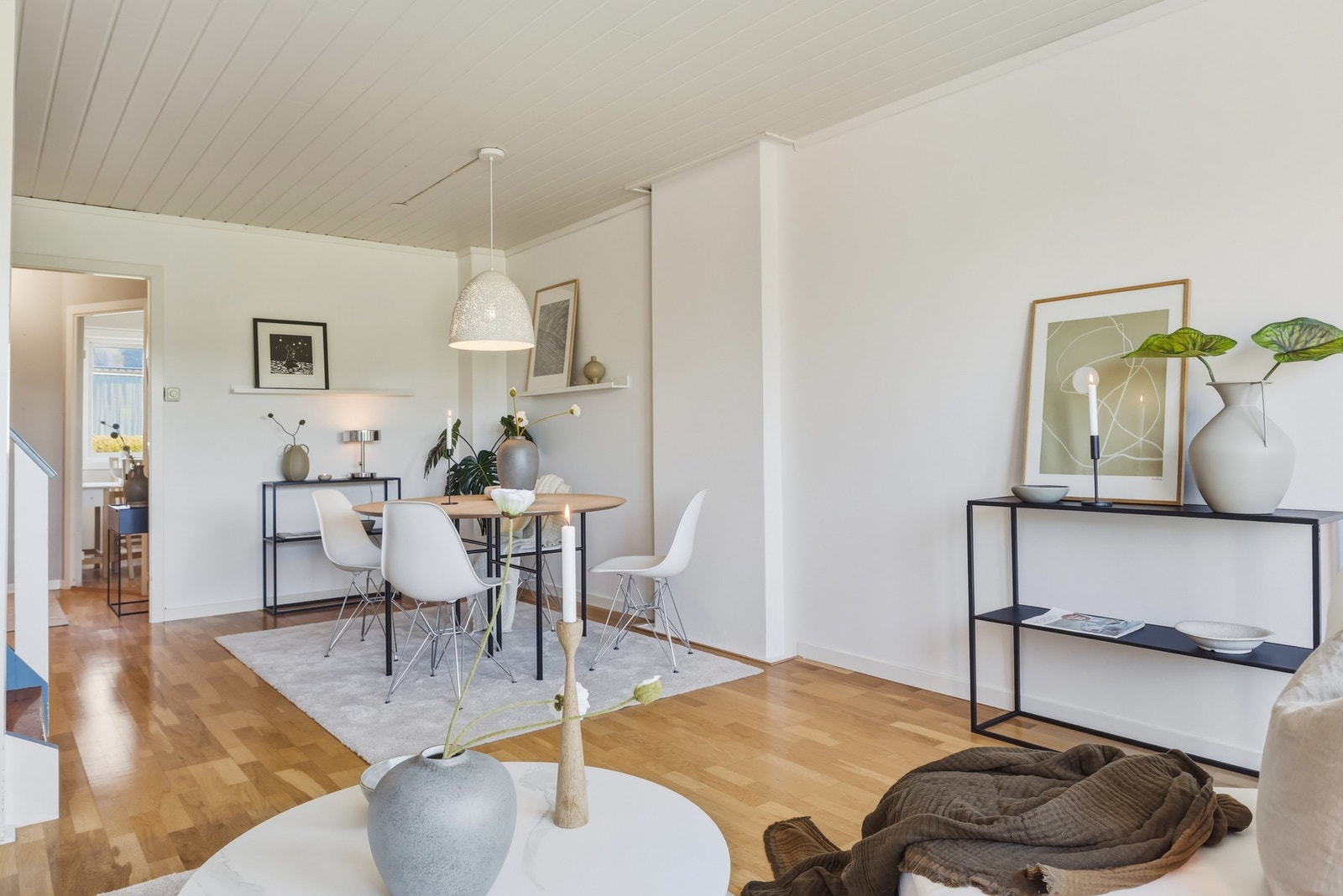 Det er pipe i stuen, med muligheter for installering av vedovn Galleribilde