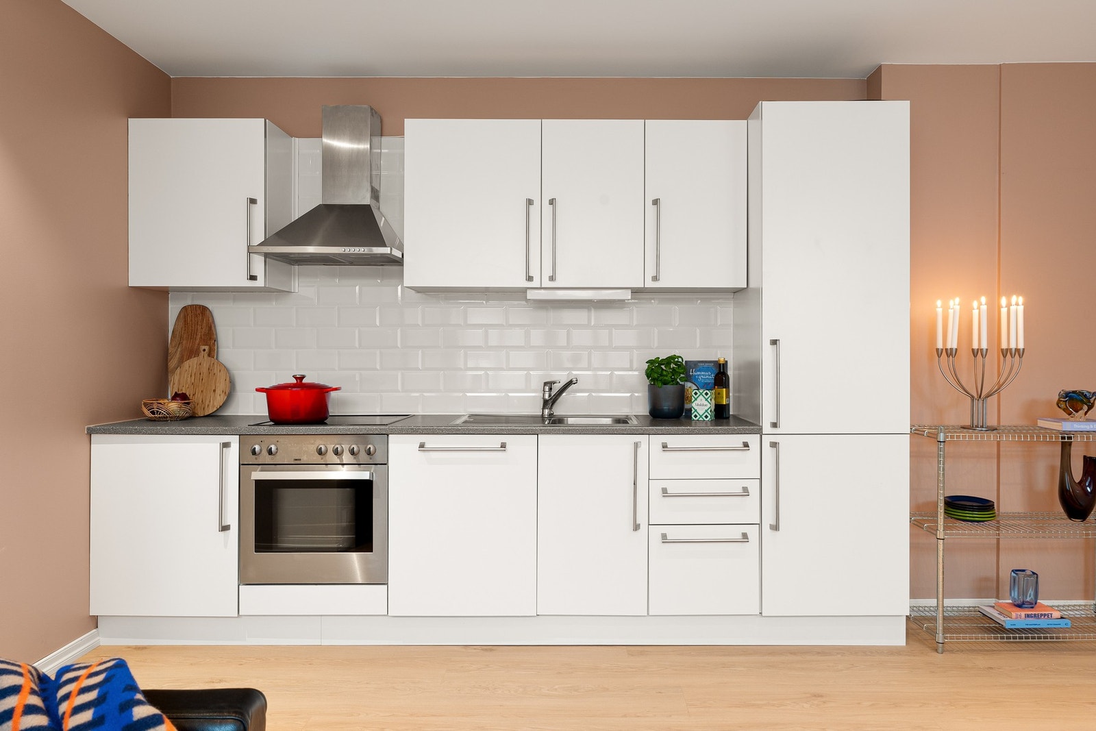 Kjøkkenet har en innredning med slette fronter og laminat benkeplate med nedfelt vask av stål og integrerte hvitevarer. Galleribilde