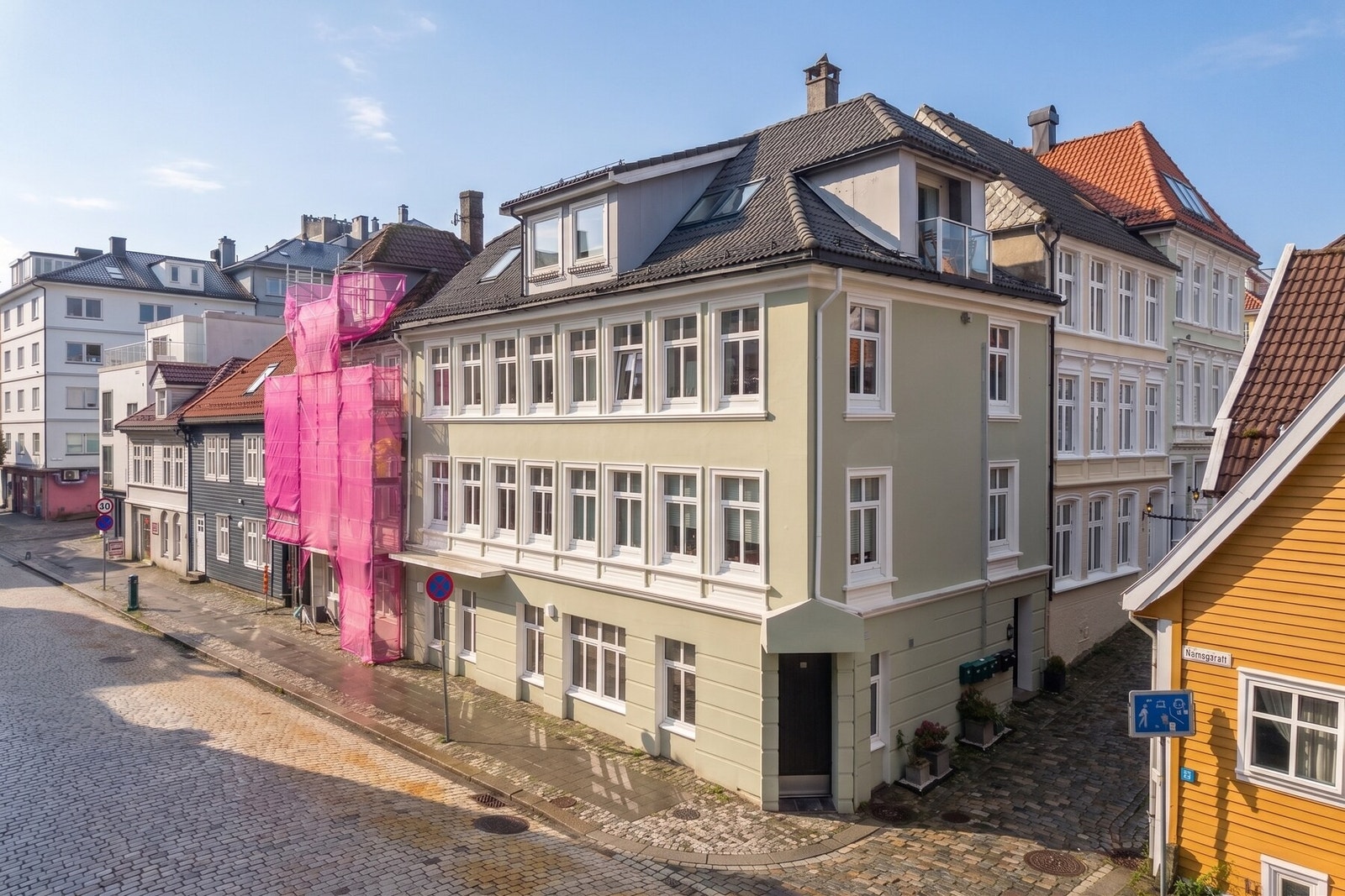 Leiligheten ligger i hjertet av det idylliske og historiske Nøstet, som er et av Bergens mest sjarmerende områder, preget av brosteinsbelagte gater, fargerike trehus. Galleribilde
