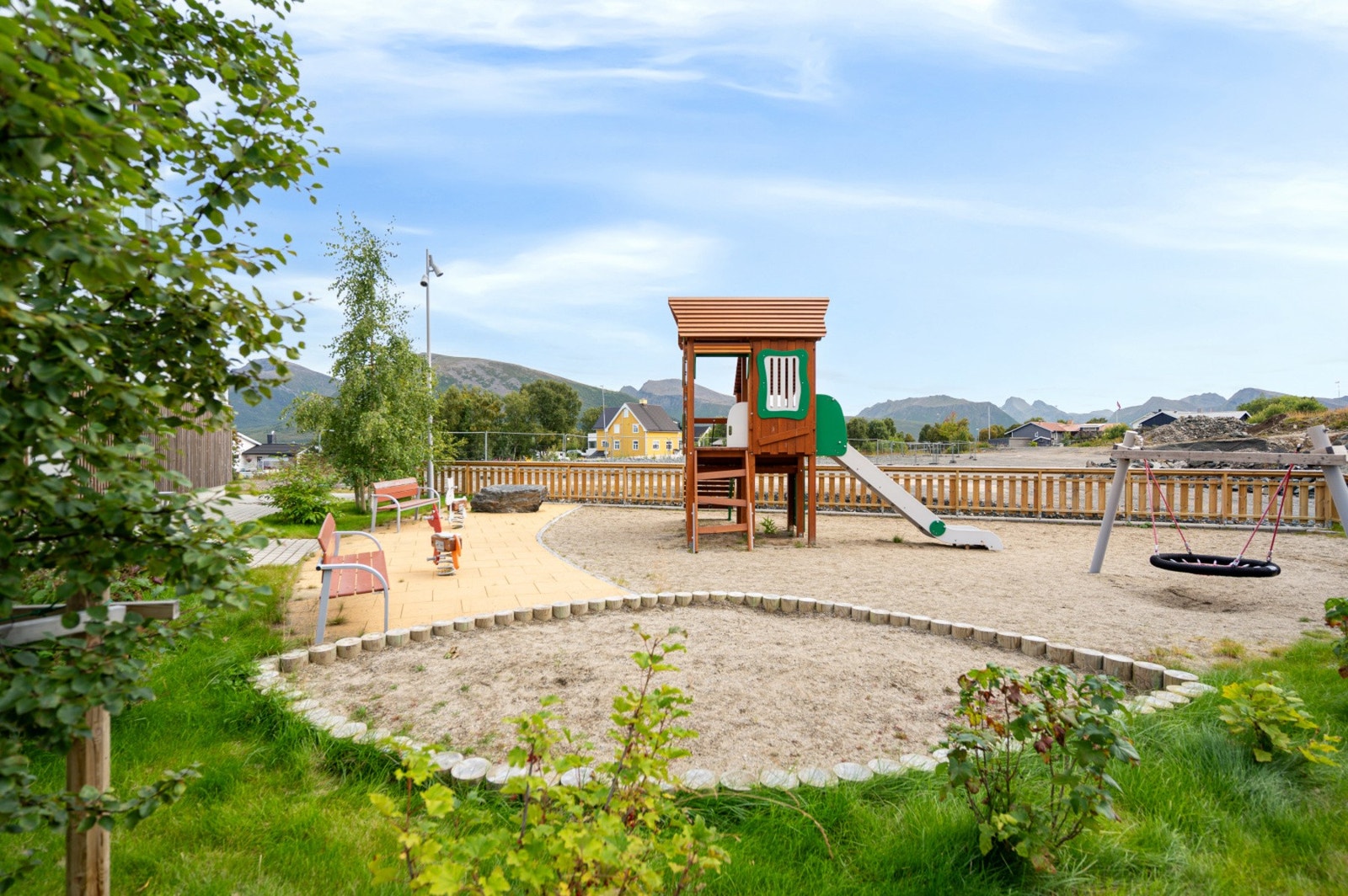 Hyggelig felles uteområde med lekeplass. Galleribilde