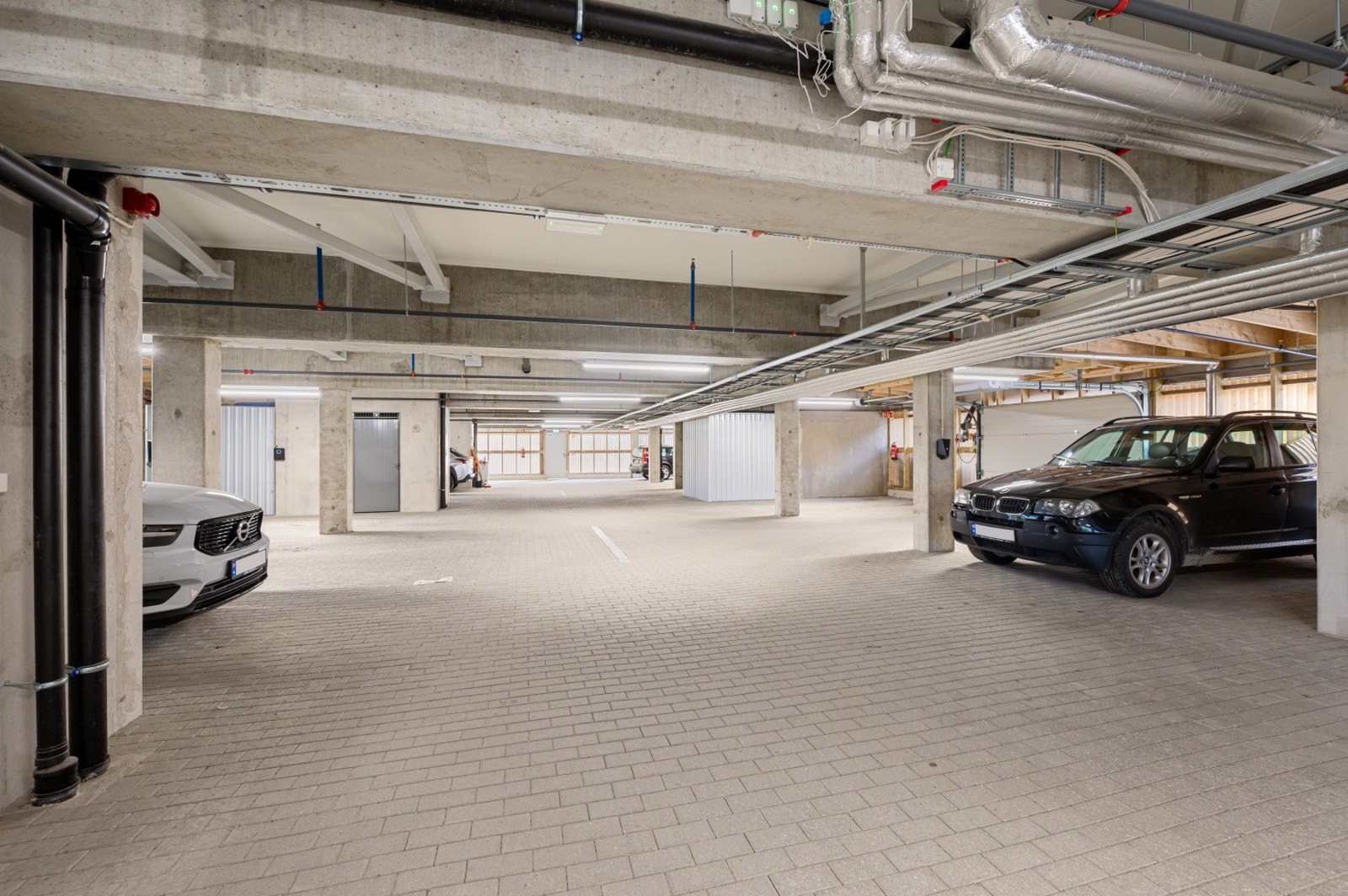 Praktisk parkering i felles garasjeanlegg. Galleribilde