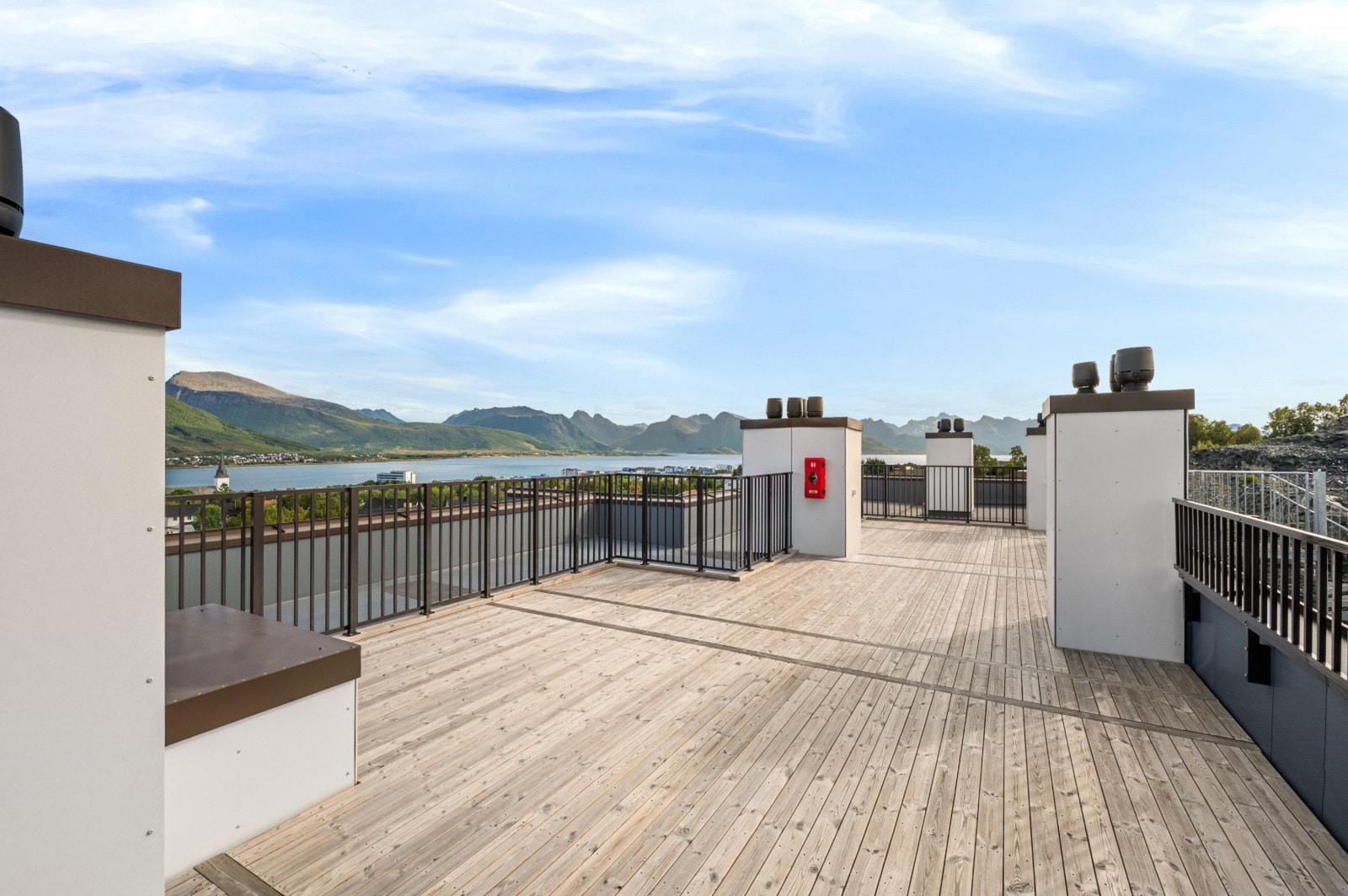 Stor felles takterrasse med flott utsikt mot sjø og fjell Galleribilde