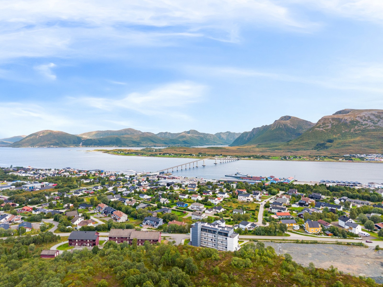 Leilighet i 2. etasje i nyere boligblokk som ligger i etablert og attraktivt boligområde nordvest i Sortland sentrum. Galleribilde