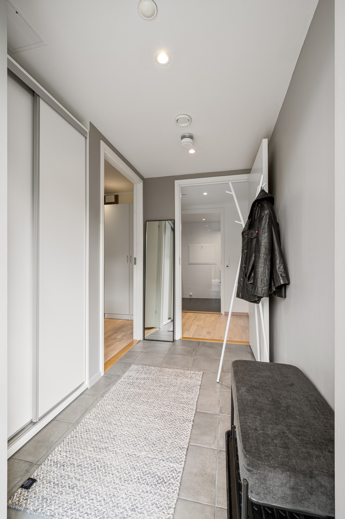 Inngangsparti med innebygd skyvedørsgarderobe. Galleribilde