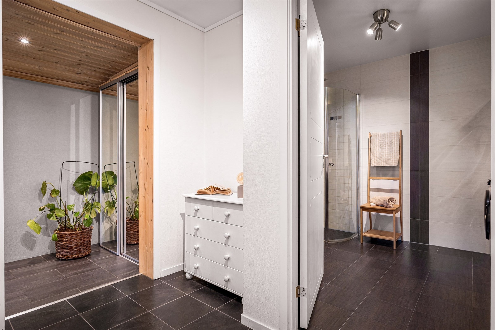Gang med praktisk skyvedørsgarderobe ved entré og direkte adkomst til badet. Galleribilde