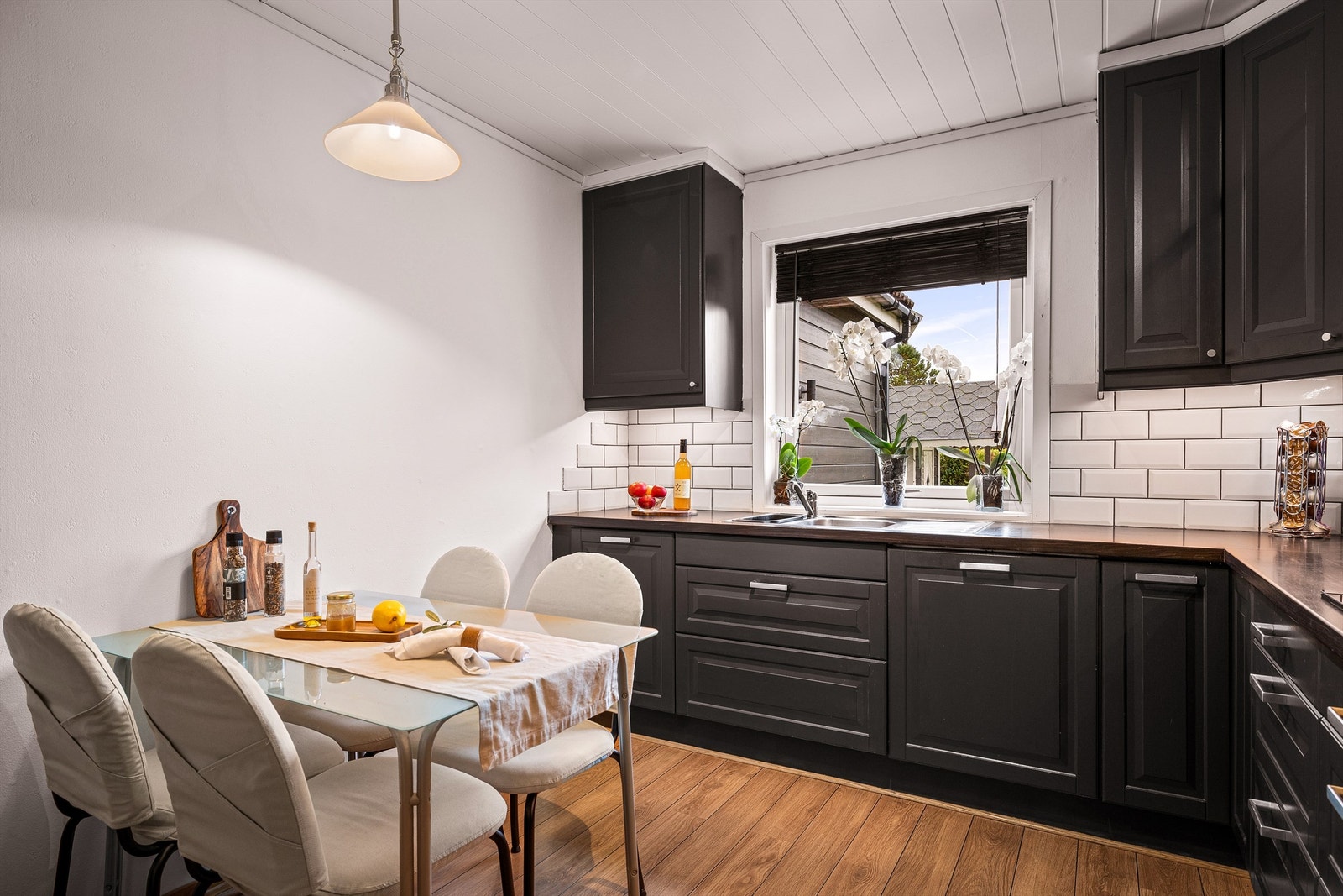 Kjøkkenet har god plass til frokostbord. Galleribilde