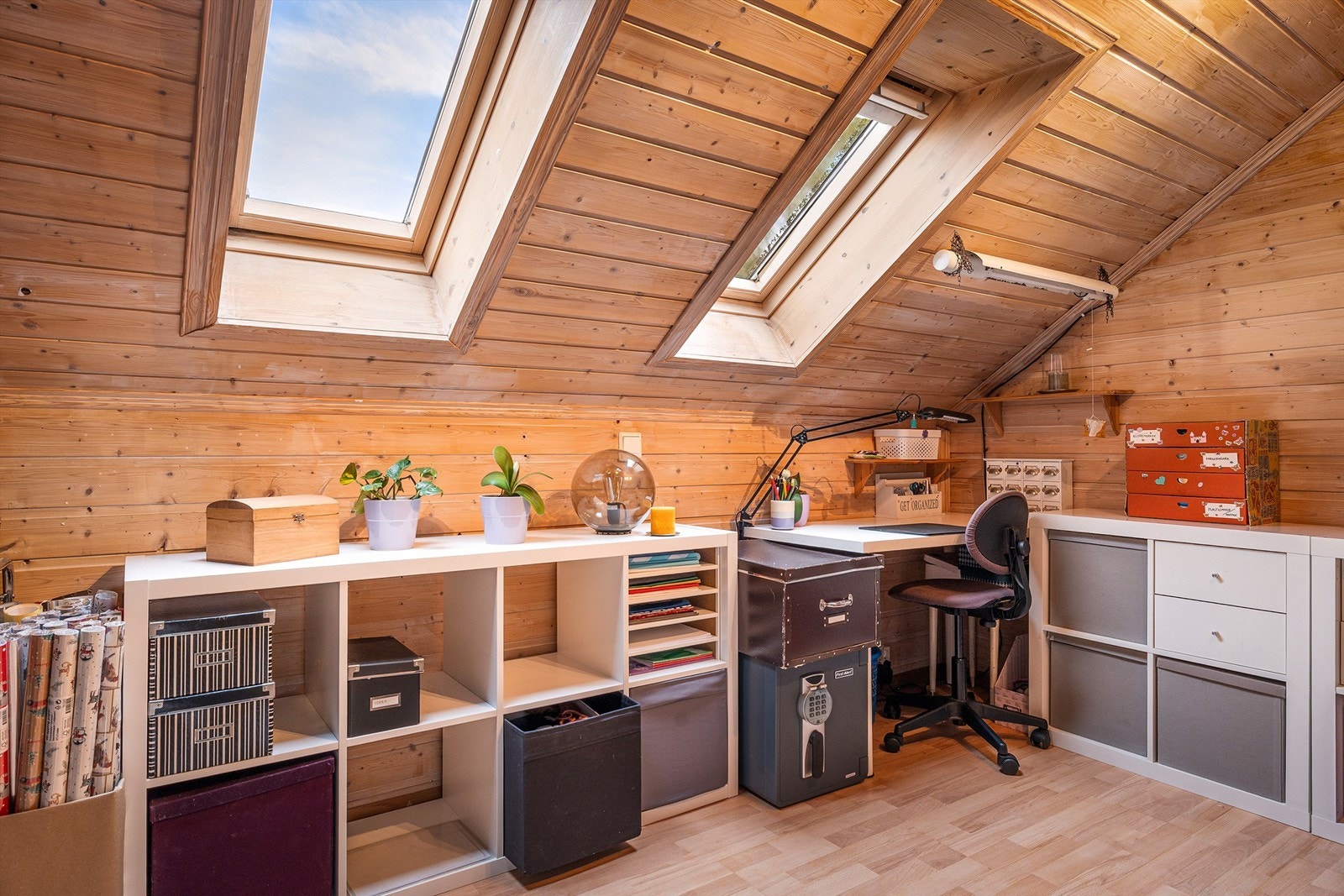 Praktisk kontor med takvinduer og panelte treflater. Galleribilde
