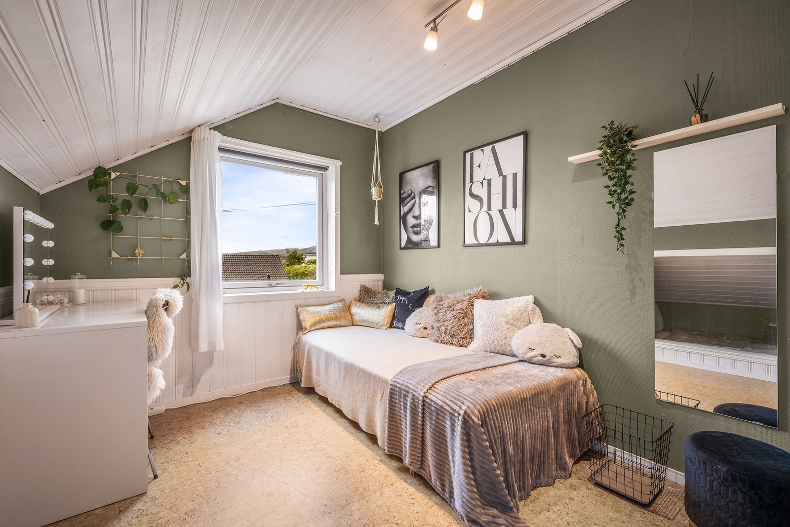 Rommet har god plass til seng og skrivebord. Galleribilde