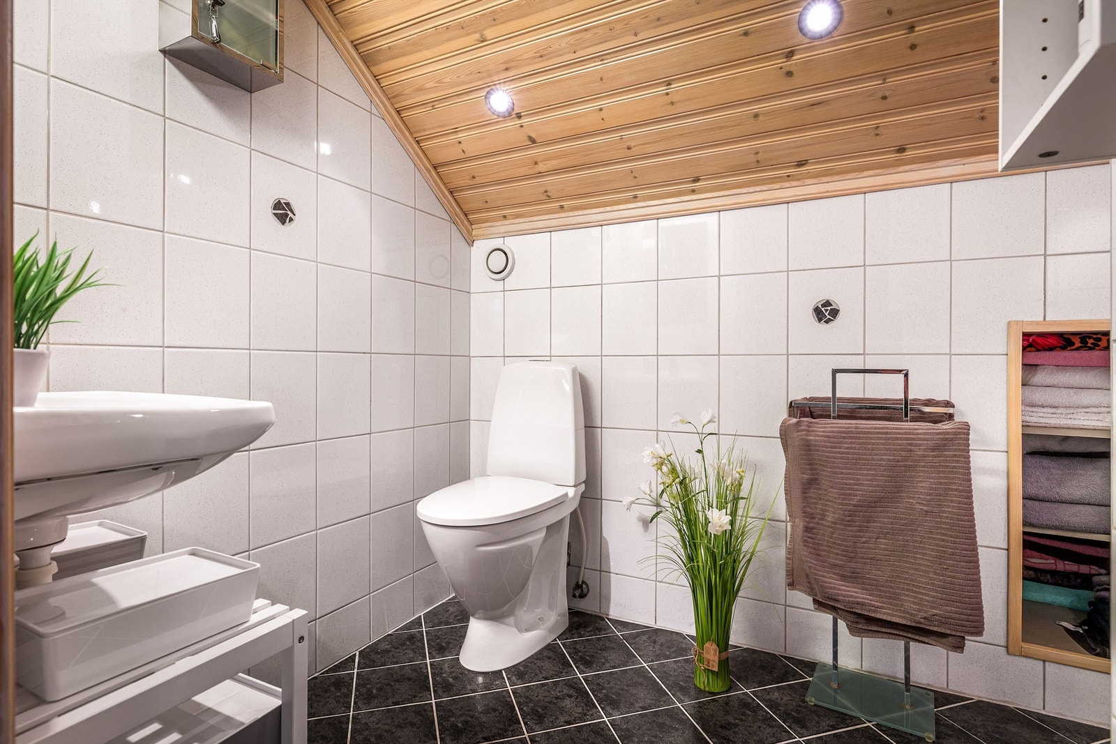 Bad i 2. etasje med flislagte overflater, gulvvarme og panel i himling med downlights. Galleribilde