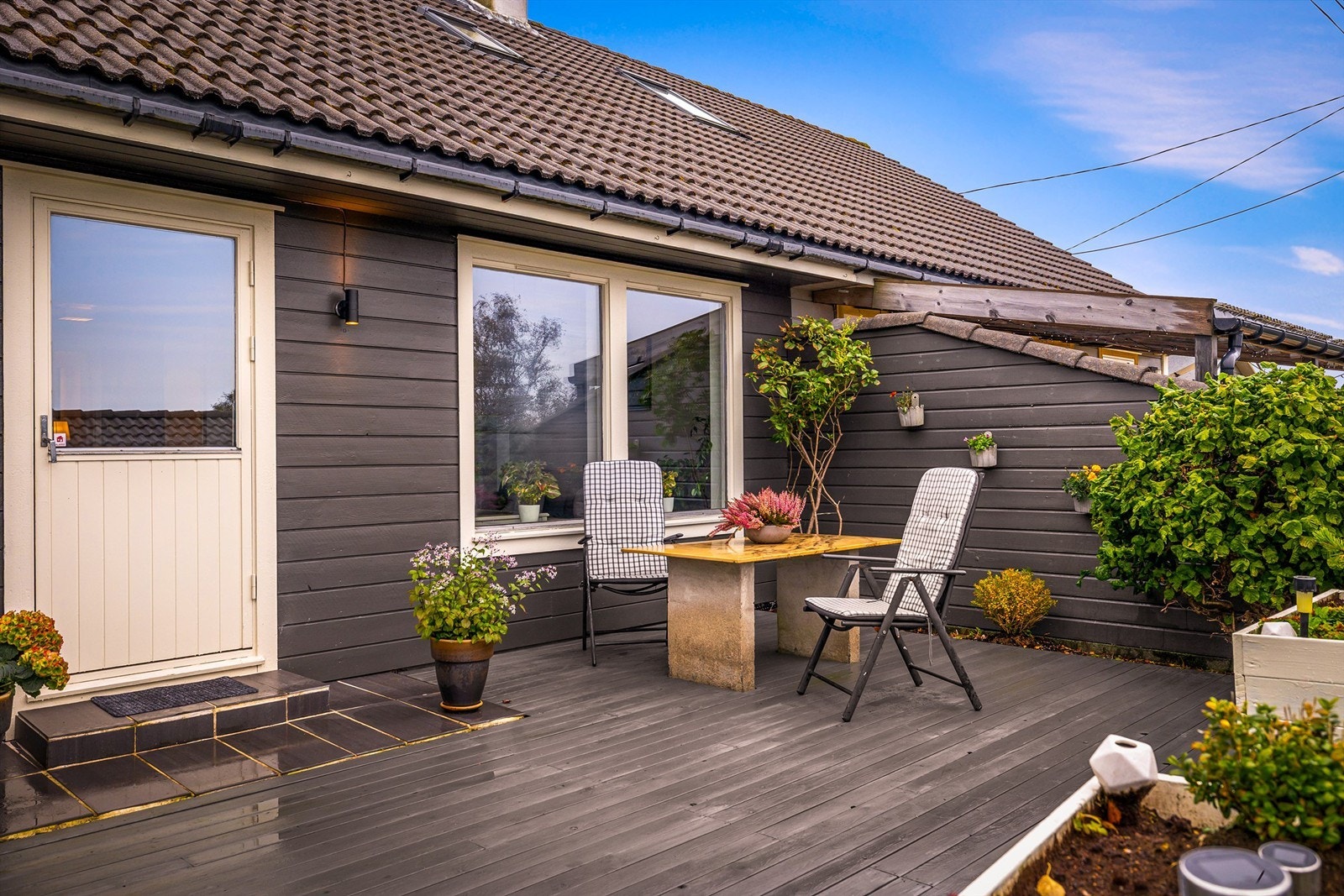 Treterrasse langs boligen med utgang fra stuen. Galleribilde