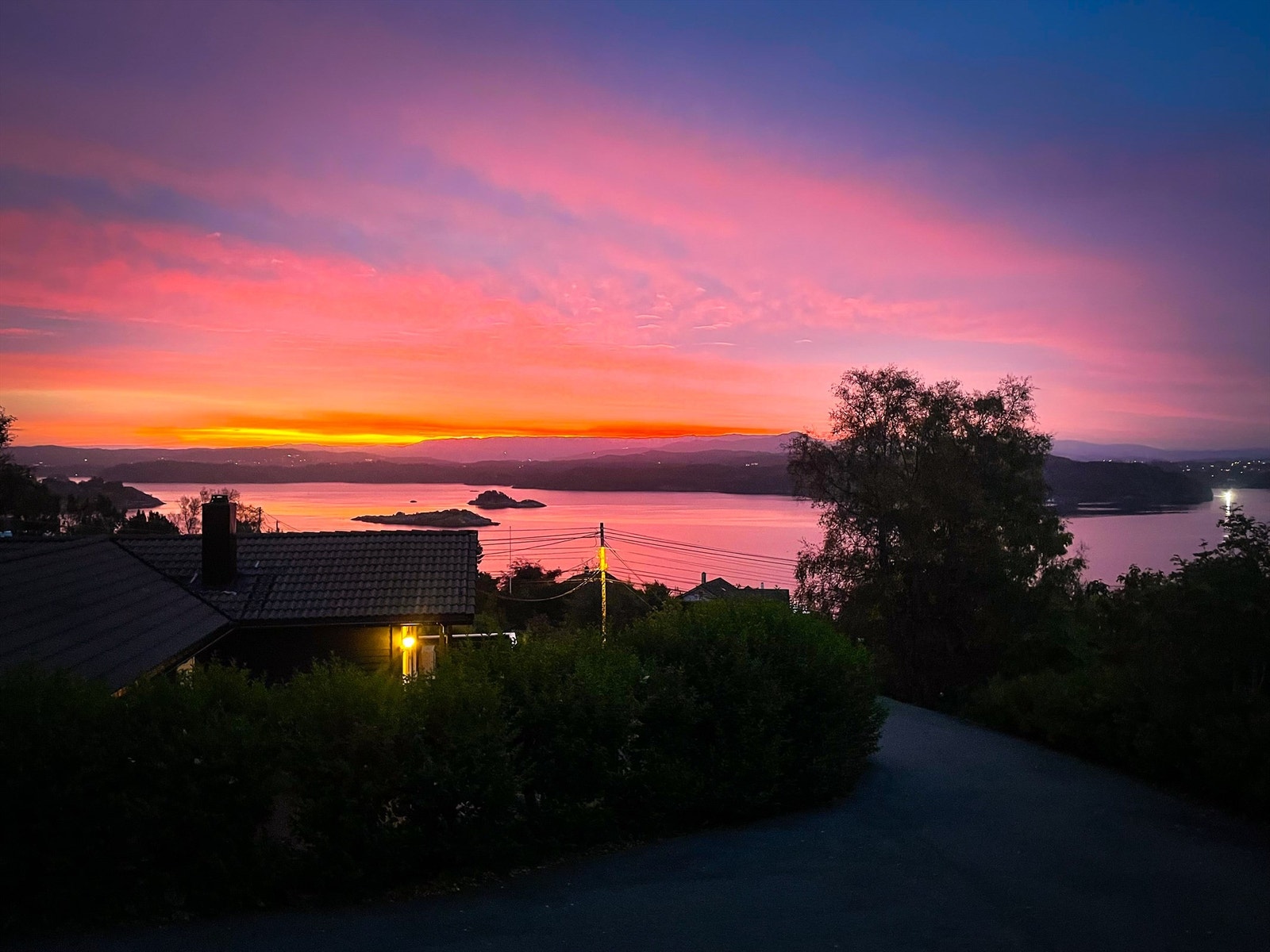 Kveldshimmel og utsikt over sjøen. Galleribilde