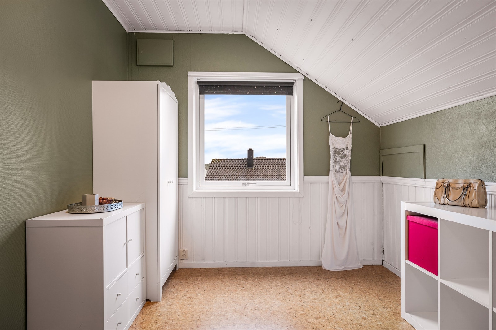 Det andre soverommet i 2. etasje har god plass til seng og øvrig møblement. Galleribilde
