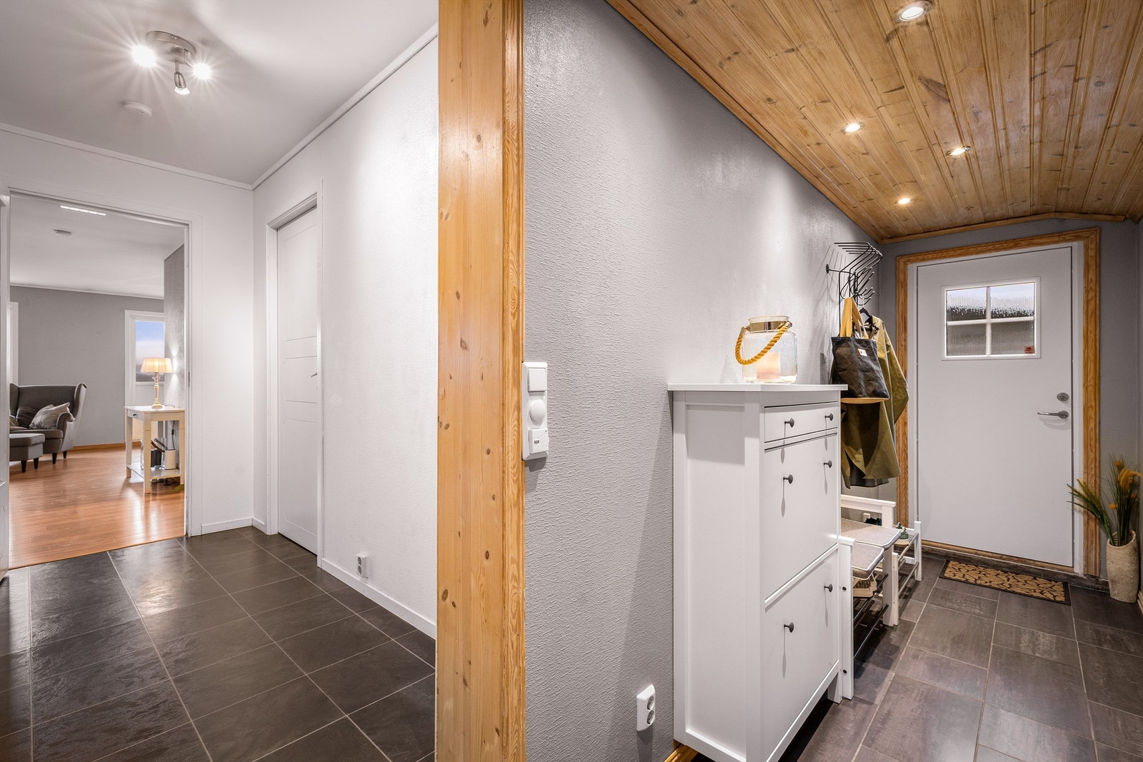 Fra entréen er det åpen adkomst videre inn mot oppholdsrommene. Galleribilde