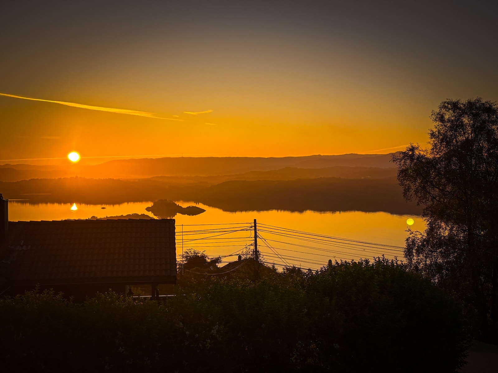 Solnedgang over fjorden i nærområdet. Galleribilde