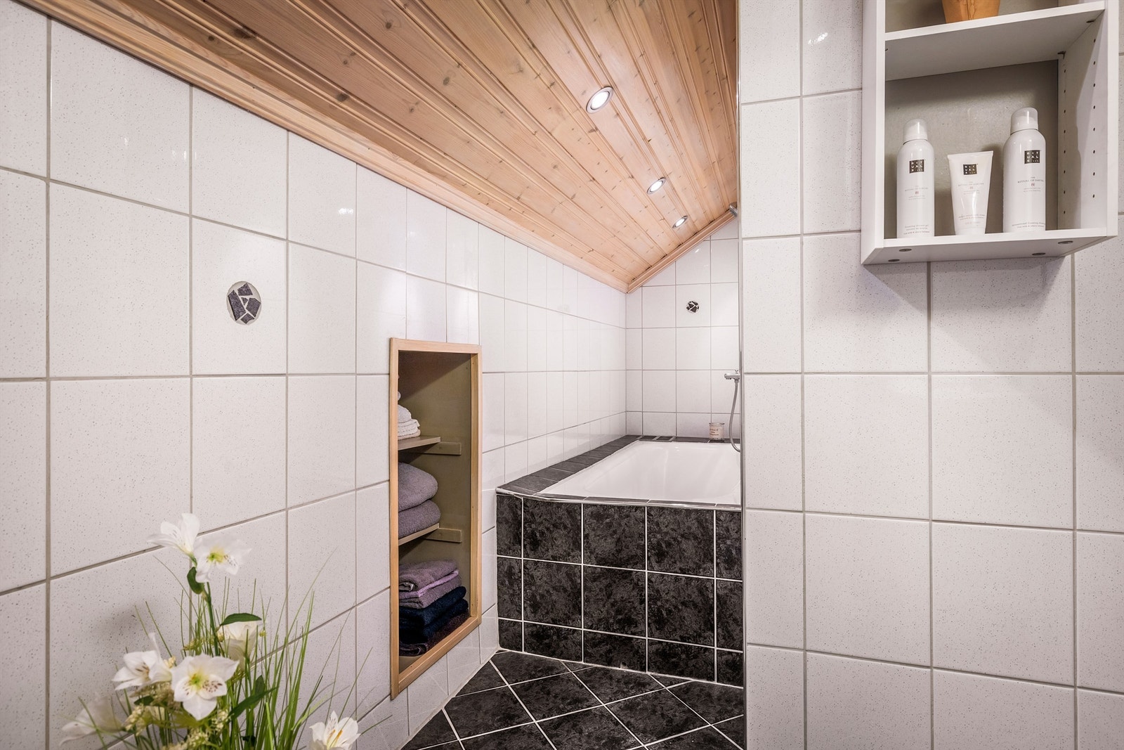 Badet har flislagte overflater og downlights i taket. Galleribilde