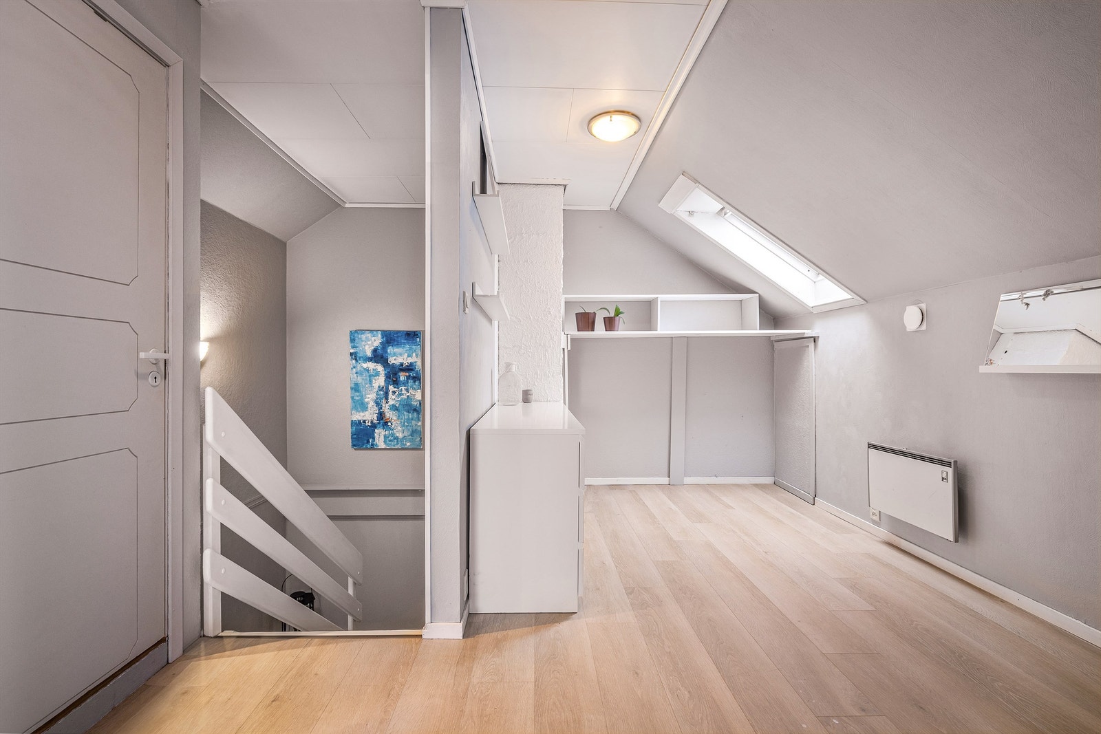 Rom på loft som er byggemeldt og godkjent som bod iht. byggetegninger. - Eier har innredet bod som en liten loftstue med ekstra oppbevaringsplass Galleribilde