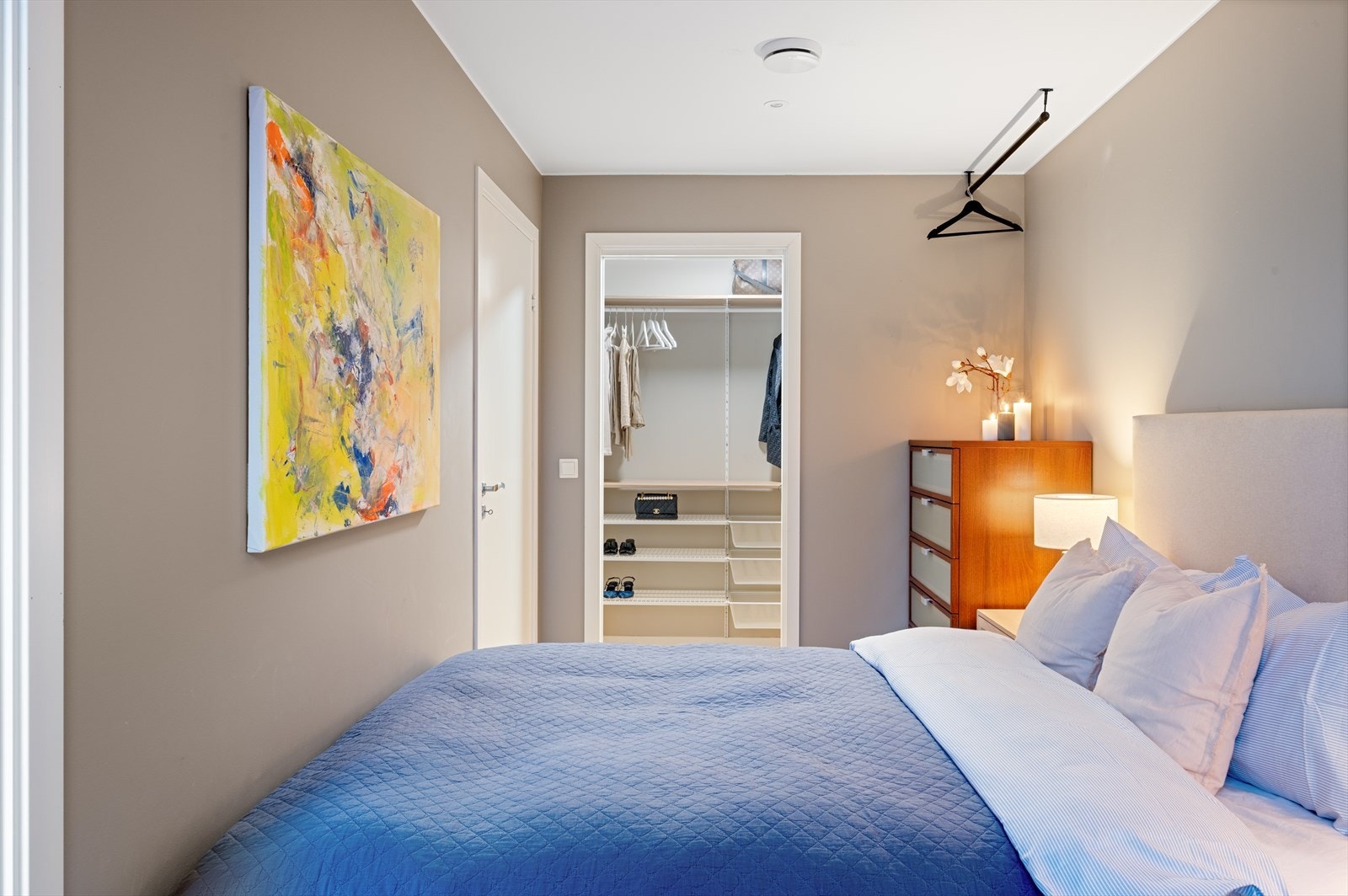 - Fra soverommet er det tilkomst til walk-in garderobe - Galleribilde