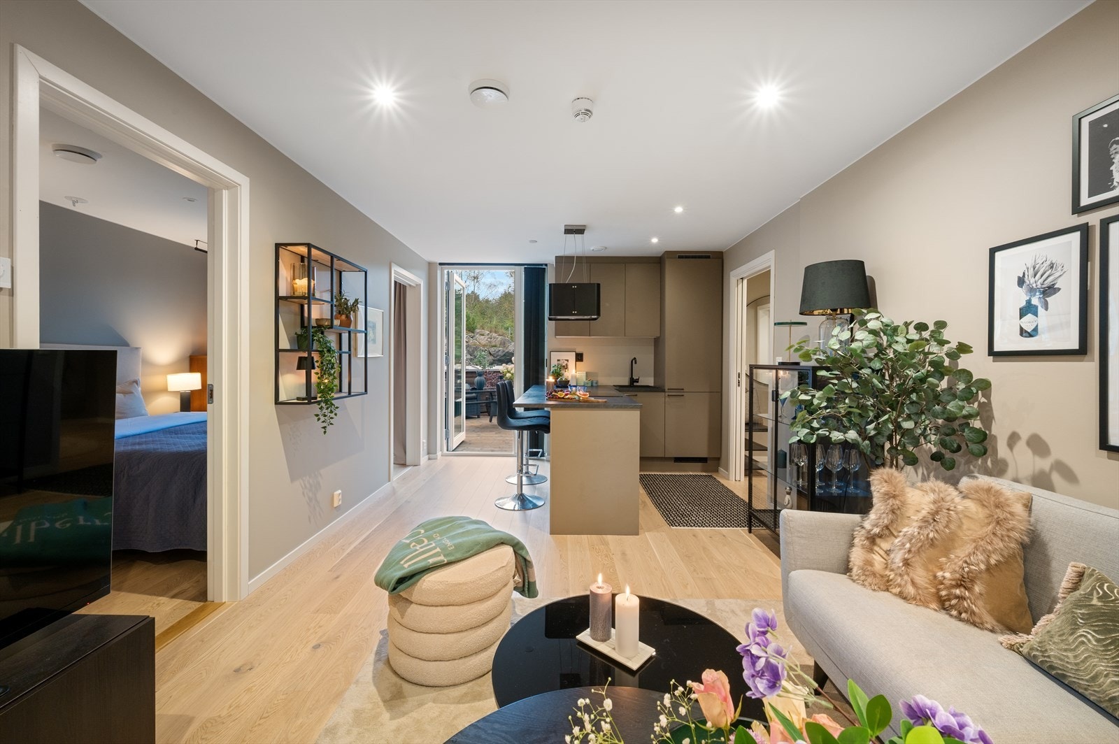 - Leiligheten er preget av slette vegger i en nøytral og tidsriktig beigetone, downlights i himling og lekker parkett på gulv - Galleribilde
