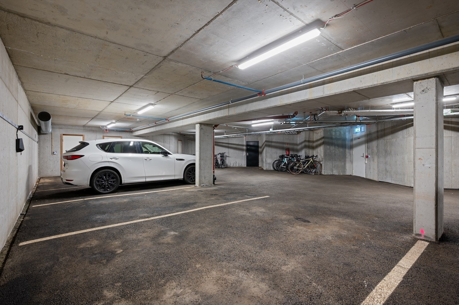 - Medfølgende leiligheten får man en fast parkeringsplass i sameiets felles garasjeanlegg - Galleribilde