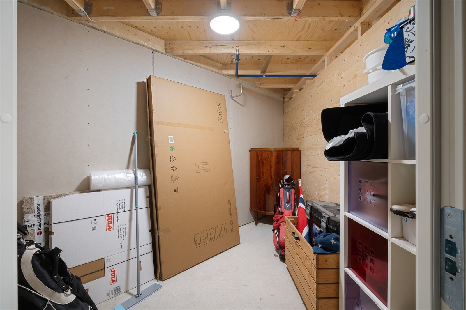 - Ekstern bod i 1.etasje på 7 m², perfekt for lagring og oppbevaring - Galleribilde