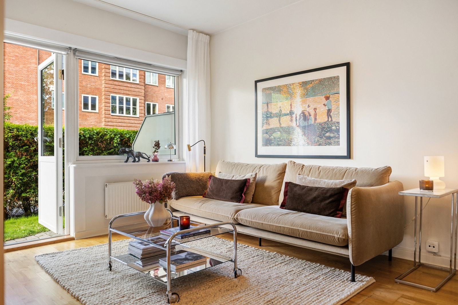 Fra stuen er det direkte utgang til et stort og hyggelig uteområde. Galleribilde