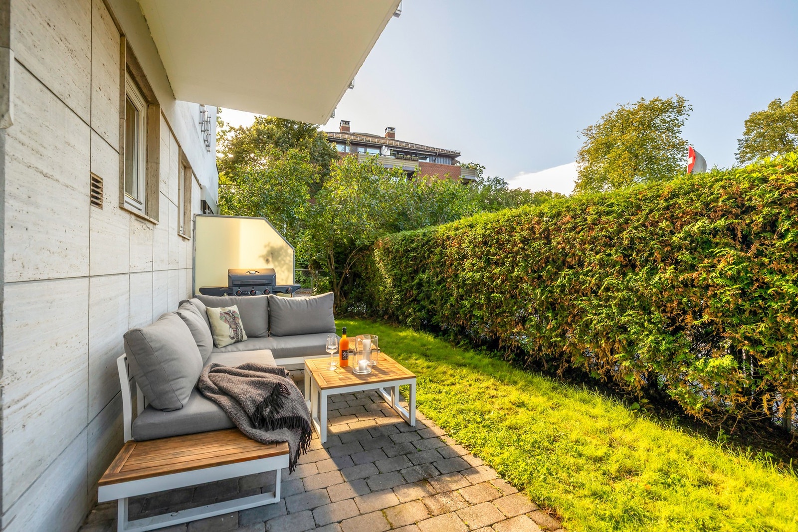 Her er det plass til både sittegruppe, grill og øvrig utemøblement. Her er det sol utover ettermiddagen og kveldssol på sommeren. Galleribilde