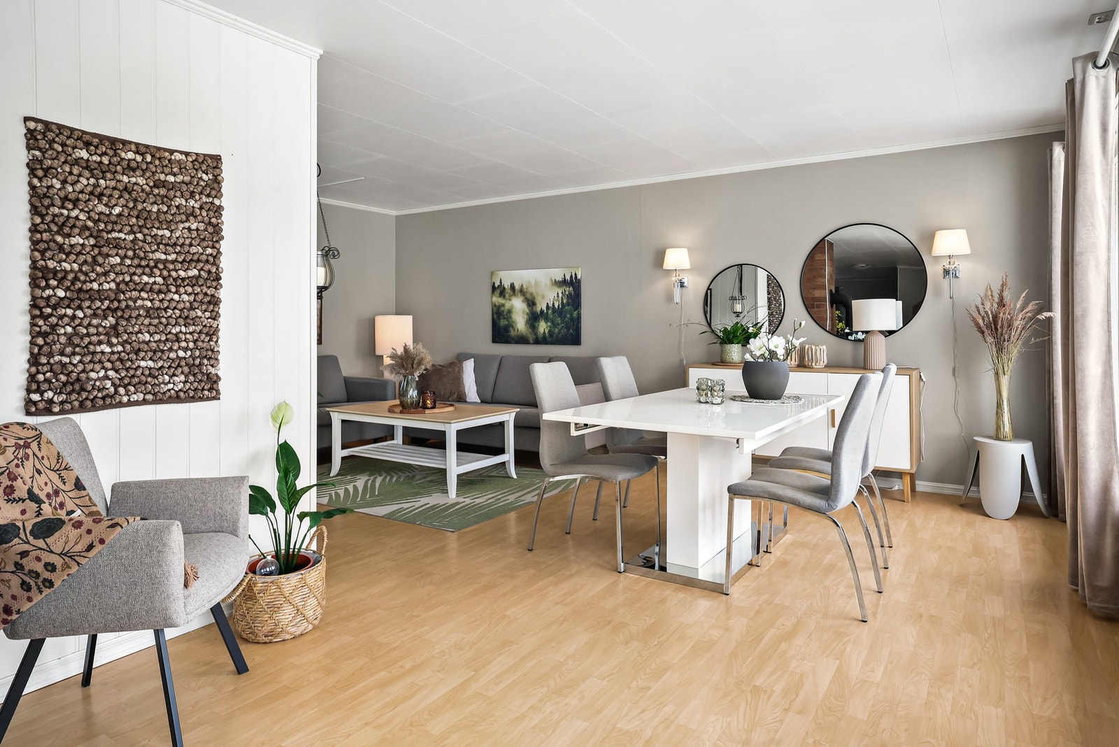 Romslig stue med god plass til både sofagruppe og spisebord. Galleribilde