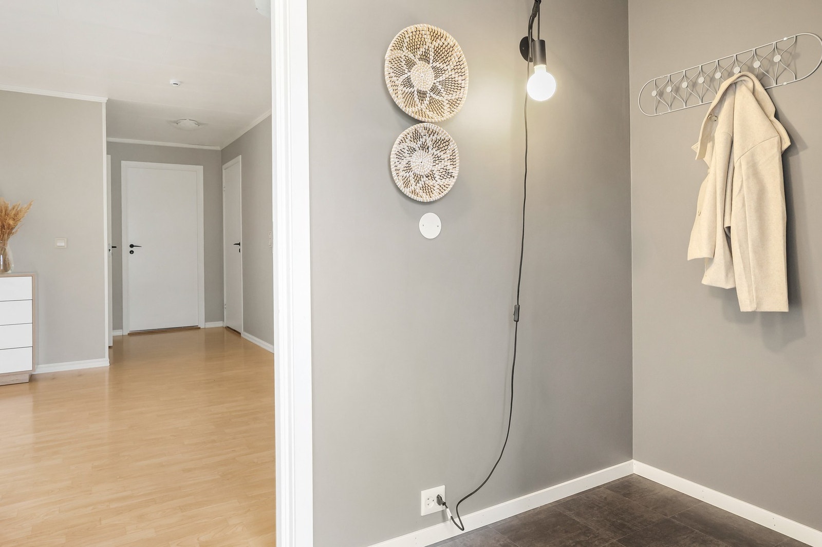 Innbydende entré med plass til å henge fra seg yttertøy. Galleribilde