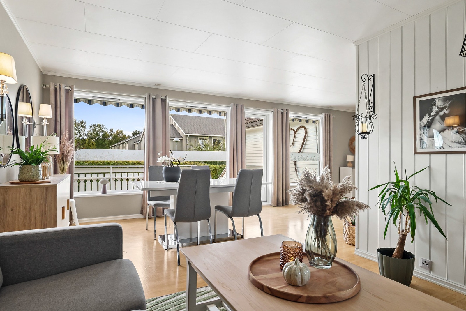 Store vindusflater slipper inn rikelig med naturlig dagslys. Galleribilde