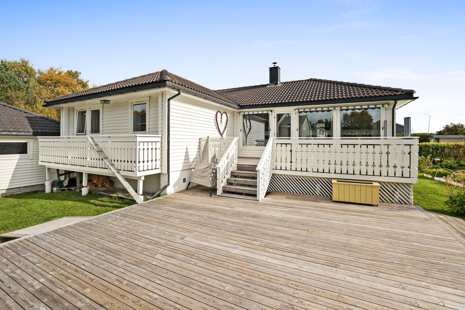 Fra stue er det utgang til en trivelig terrasse med videre adkomst til hageareal. Galleribilde