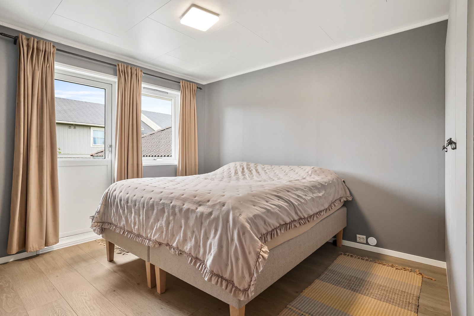 Hovedsoverom med plass til dobbeltseng og garderobeløsning. Galleribilde