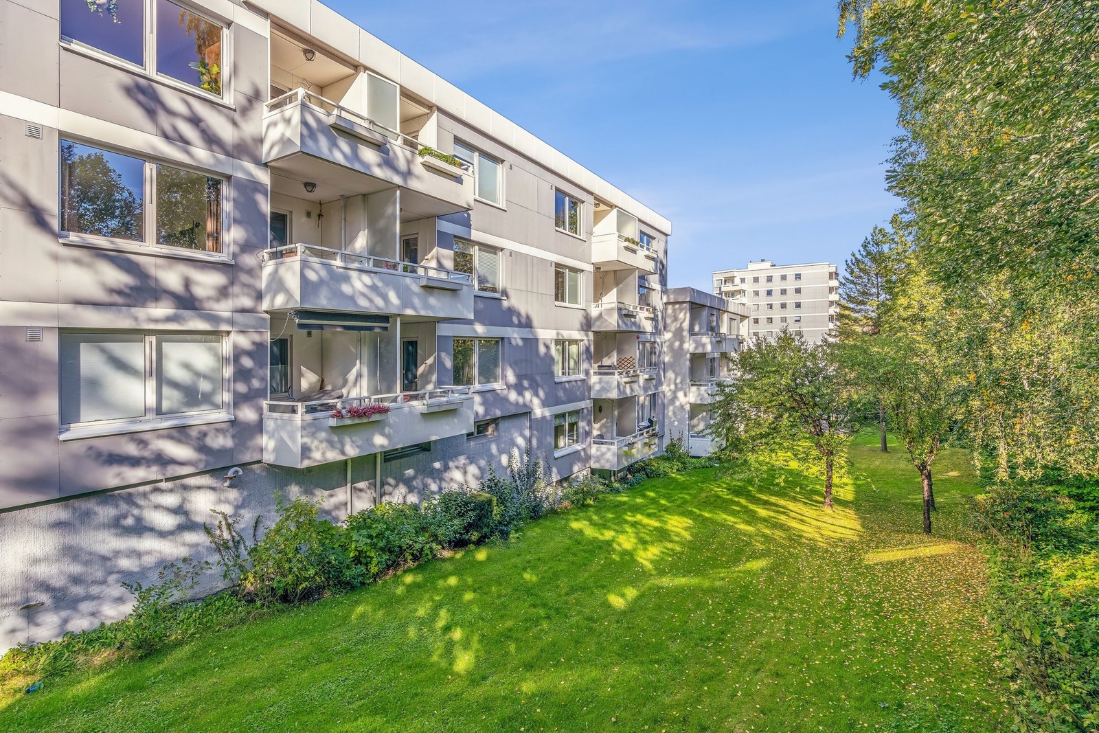 Hyggelig og veletablert bygning med mye grøntarealer rundt boligen. Galleribilde