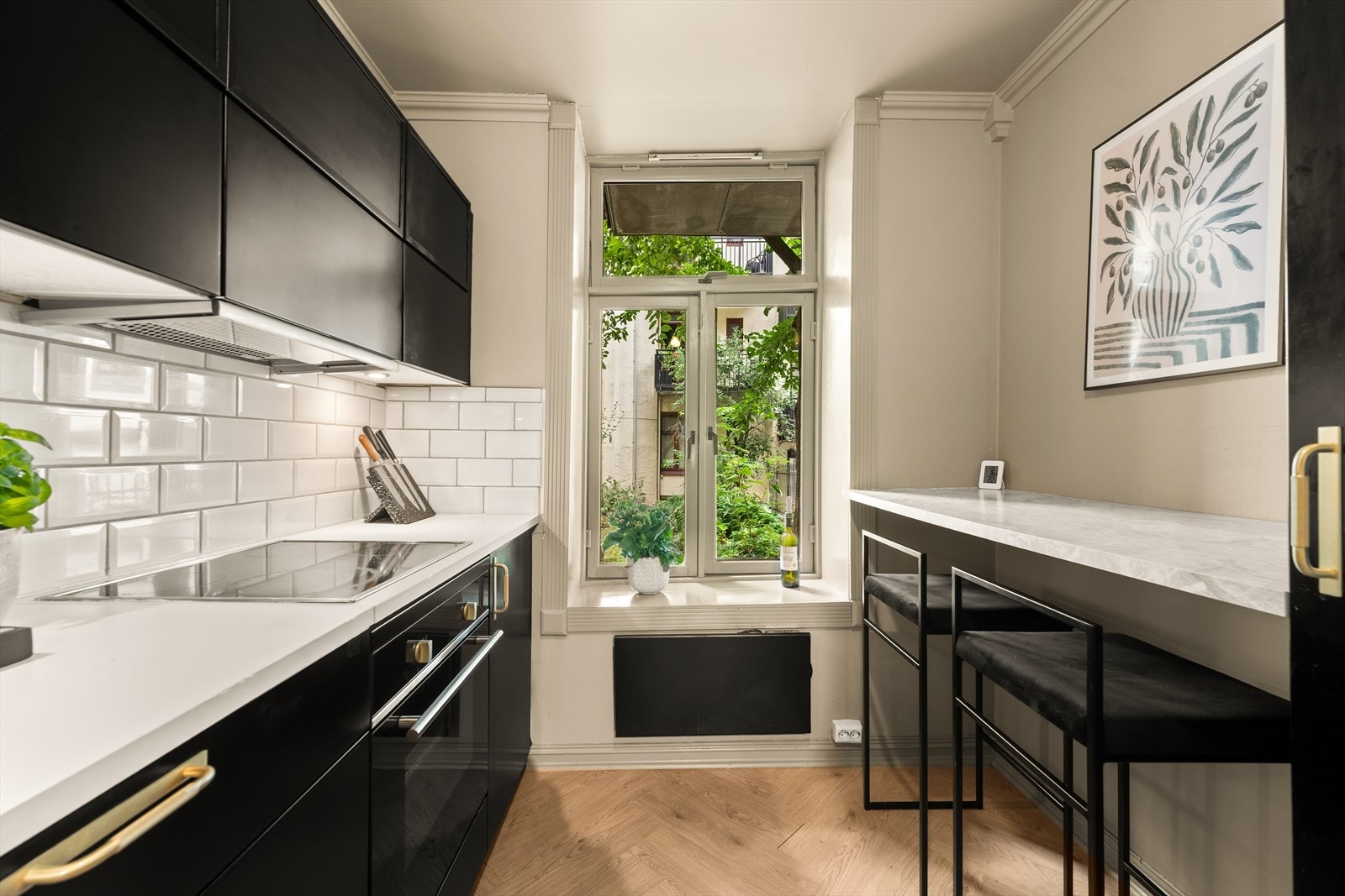 En pen 3-roms med svært godt utnyttet planløsning, moderne overflater og sentral beliggenhet. Galleribilde