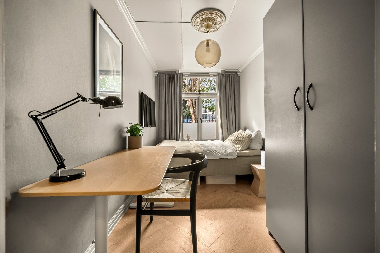 Hovedsoverommet har plass til dobbeltseng, skrivebord og garderobeskap. Galleribilde