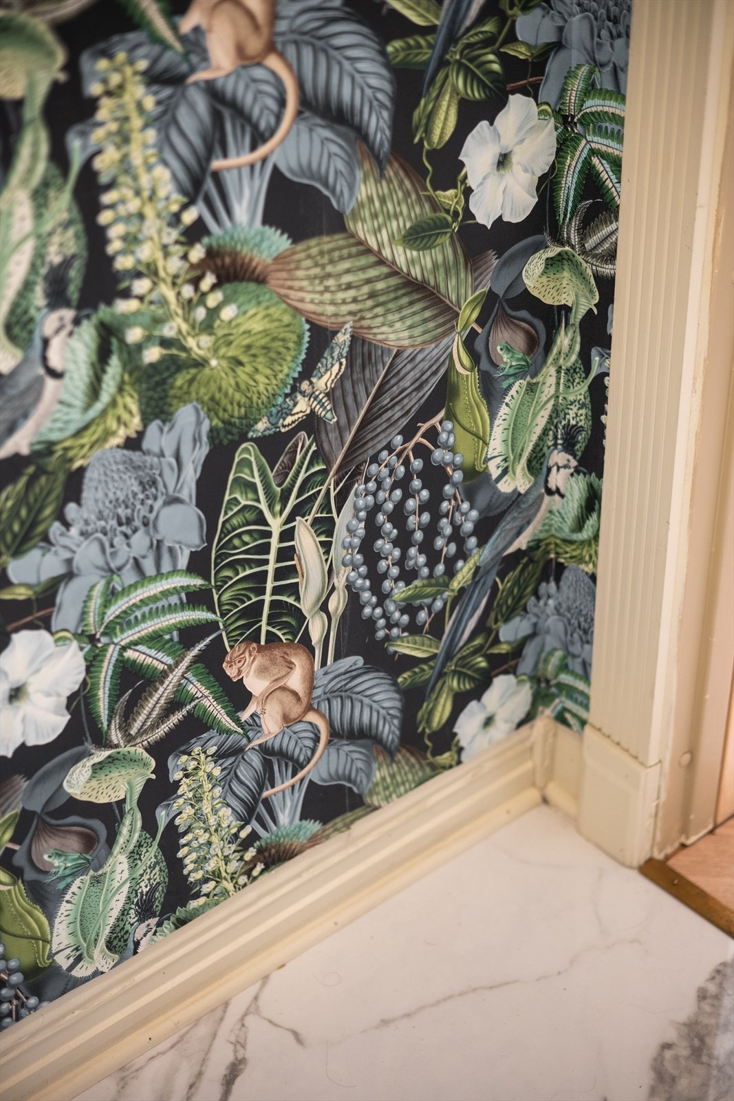 Gangen har en stilig, tapetsert vegg og marmorinspirerte fliser. Galleribilde