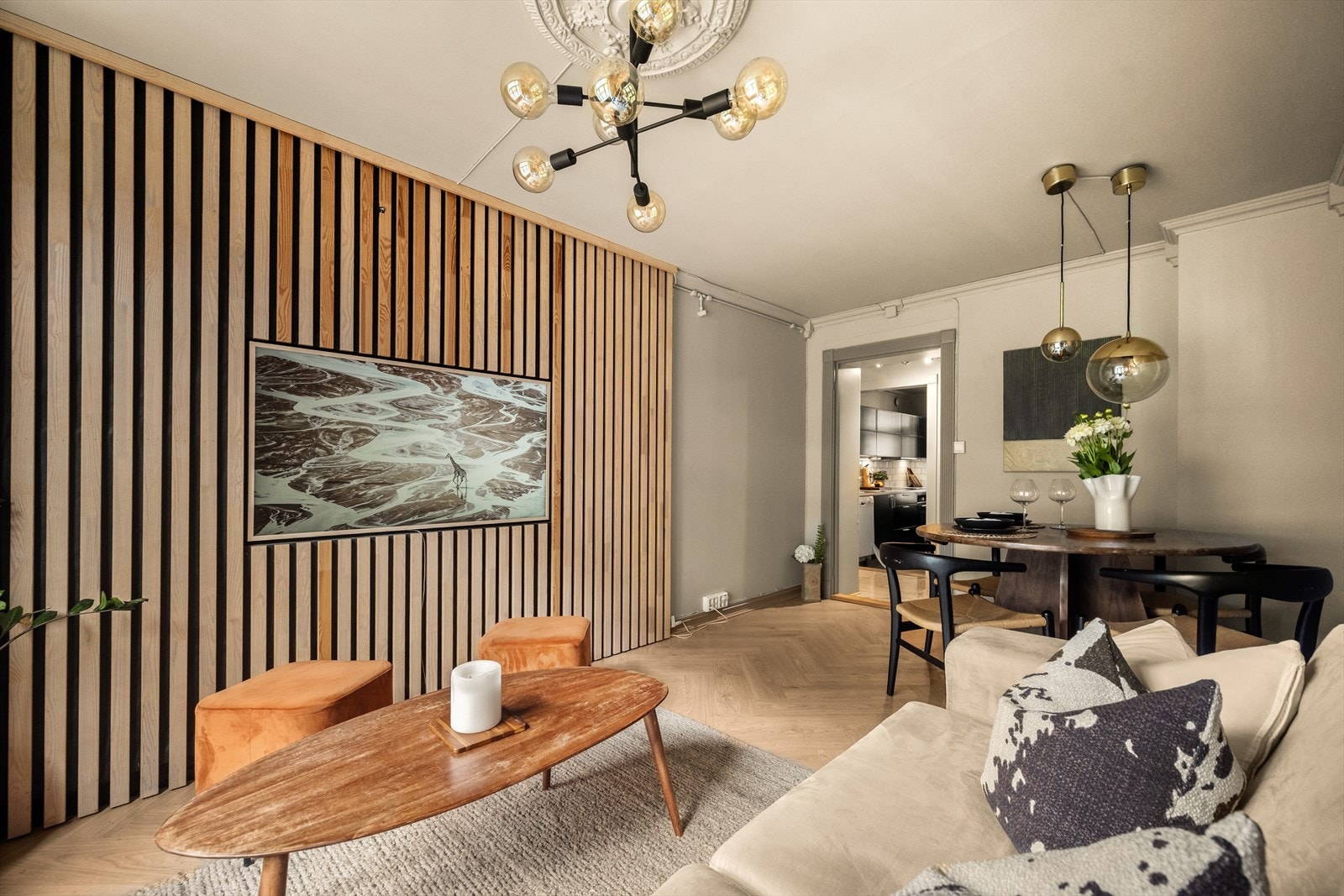 Stuen har en god størrelse og en planløsning som gjør det enkelt å innrede. Galleribilde