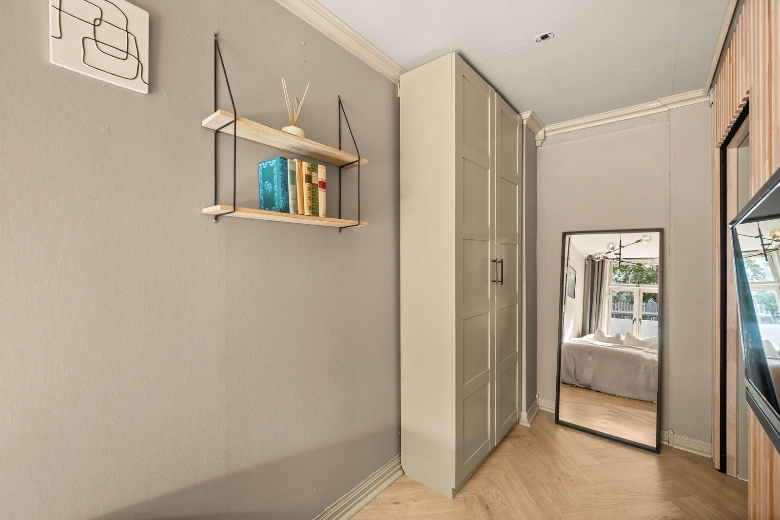 Rommet er i dag innredet med dobbeltseng, skrivebord og skap. Galleribilde