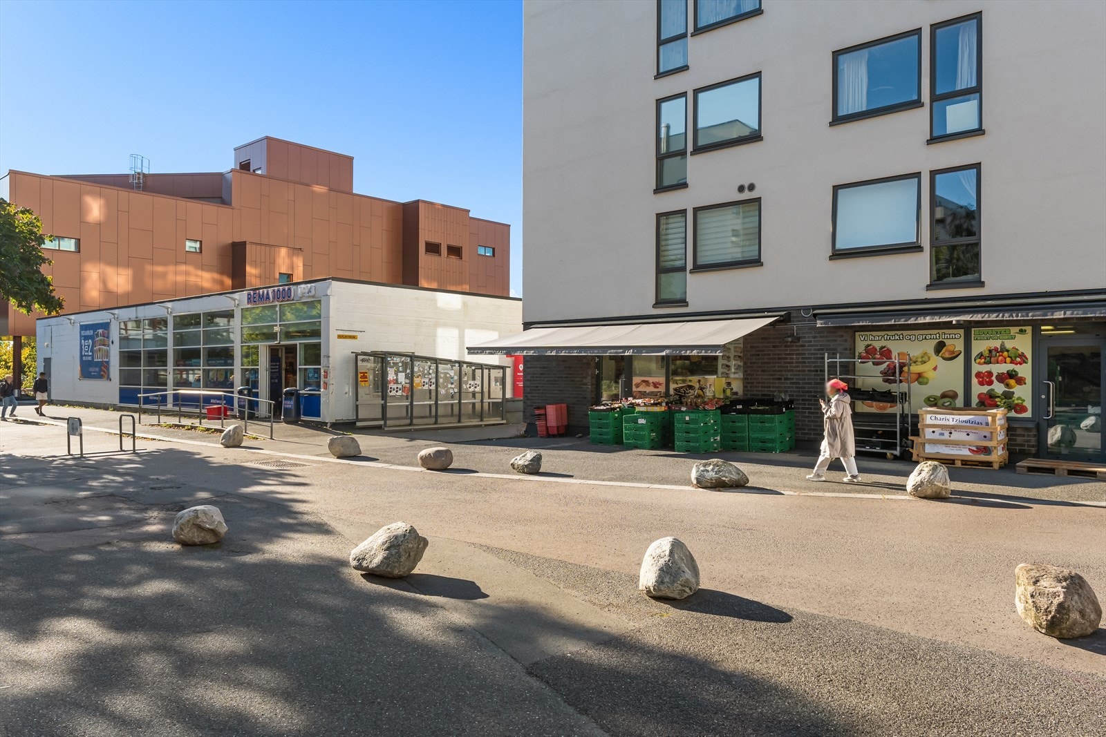 Like utenfor inngangsdøren ligger Rema 1000 og "Frukt og grønt" som er søndagsåpent Galleribilde