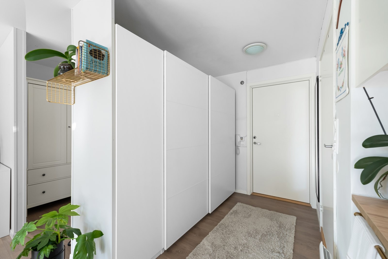 Boligen har adkomst fra fellesarealer og ligger i byggets 2. etasje. Entréen gir et godt førsteinntrykk og har rikelig med oppbevaringsplass i skyvedørsgarderobe Galleribilde