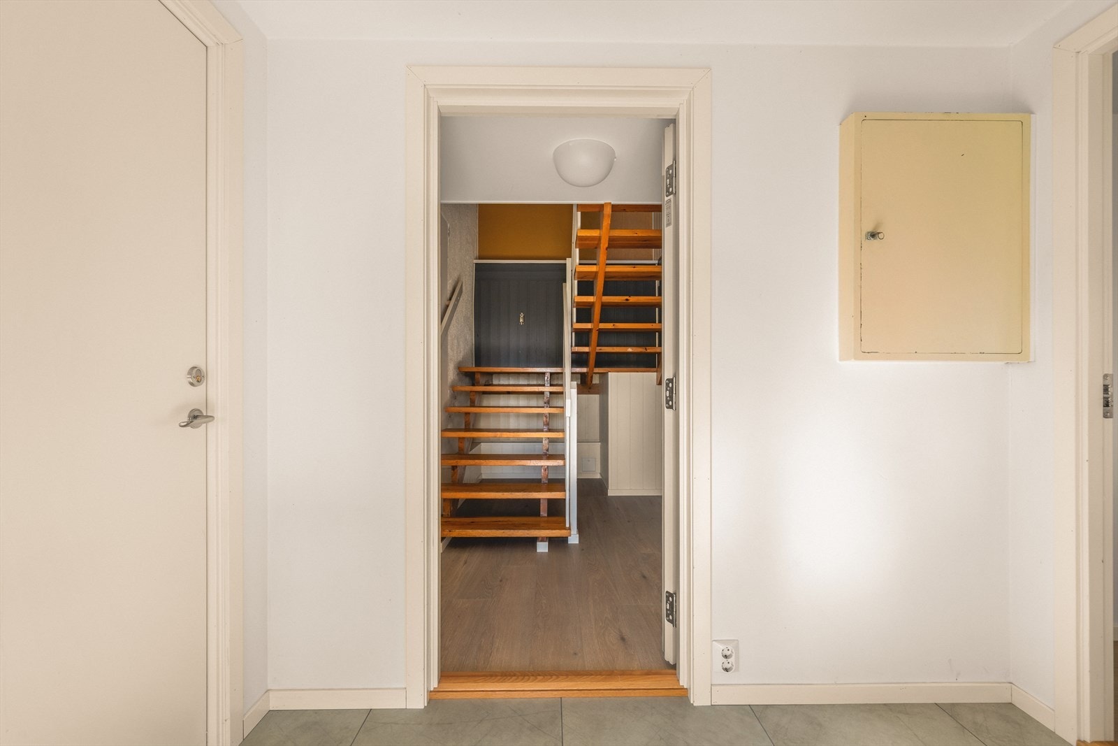 Gulvene i boligen er bekledd med laminat, fliser og parkett. Galleribilde