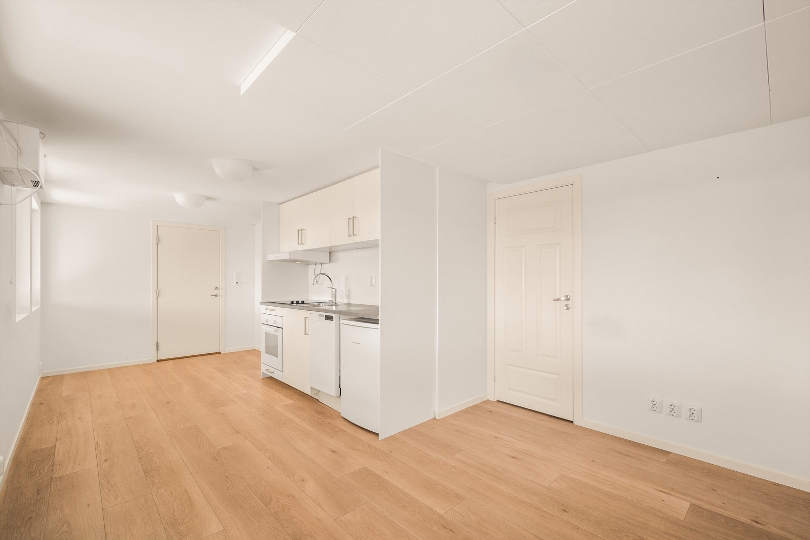 Kjøkkeninnredning med laminert benkeplate, nedfelt stålvask, glatte fronter og opplegg for oppvaskmaskin. Integrert platetopp og stekeovn. Ventilator med mekanisk avtrekk. Galleribilde