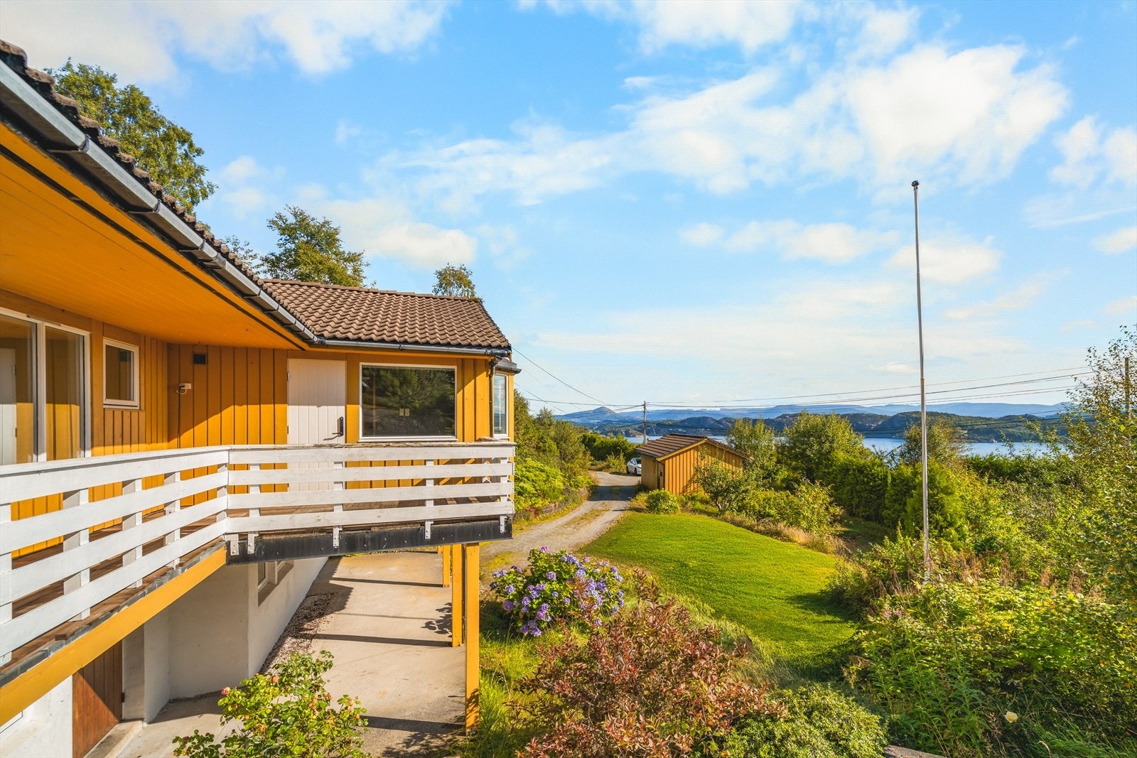 Boligen har flere flotte uteplasser med uforløst potensiale! Galleribilde