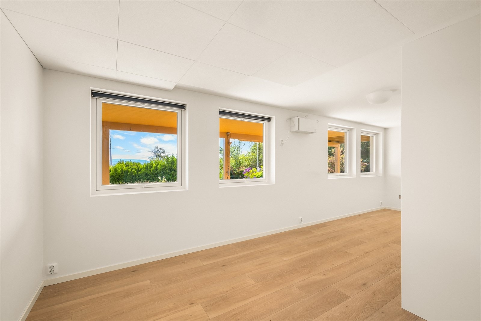 I hovedsak har 1.etasje nyere overflater. Det er i deler av 1 etasjen montert lydisolerende plater på vegger og i himling. Galleribilde